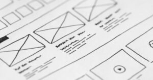 Rascunho do layout de um site desenhado no papel
