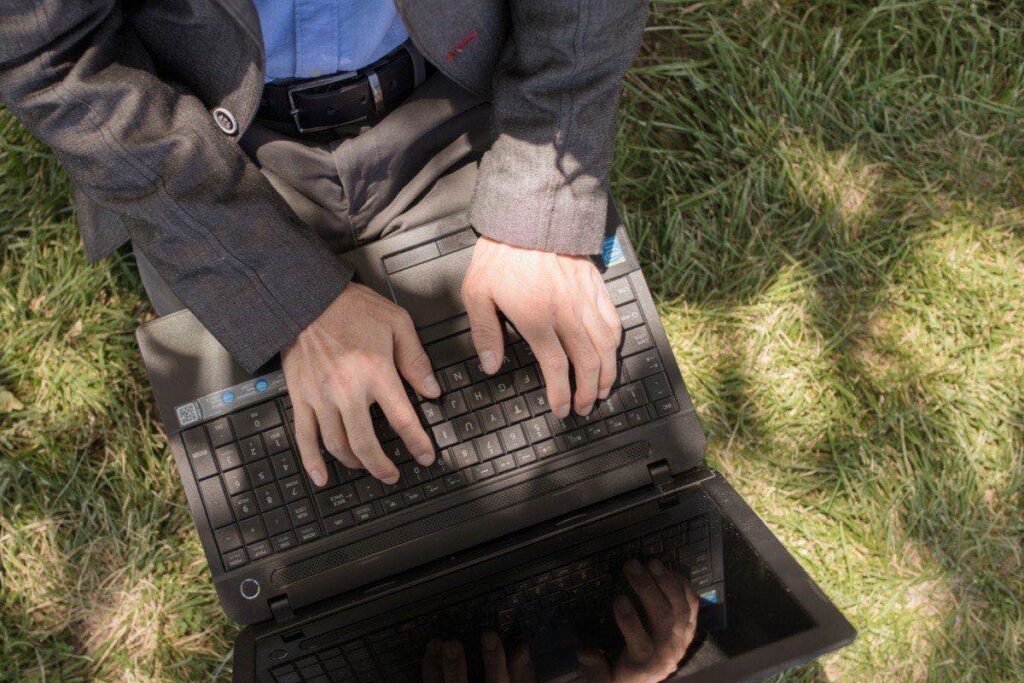 Pessoa usando notebook