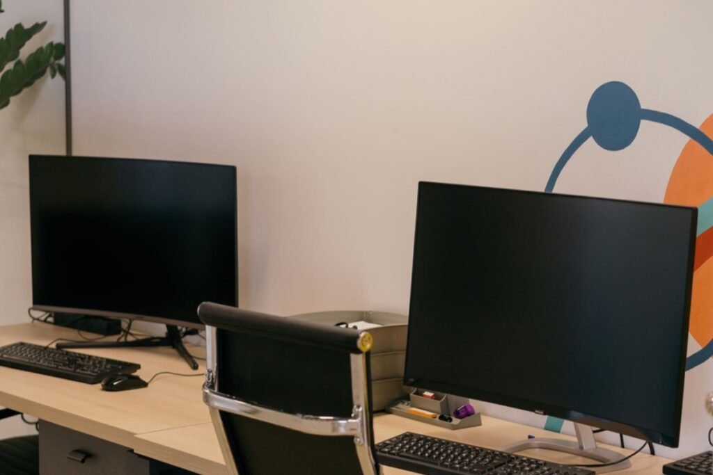 Estação de trabalho com dois monitores