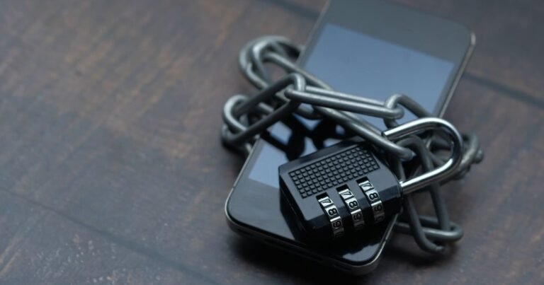 Celular preso com corrente e cadeado