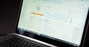 Notebook mostrando relatório de acessos e resultados de anúncios